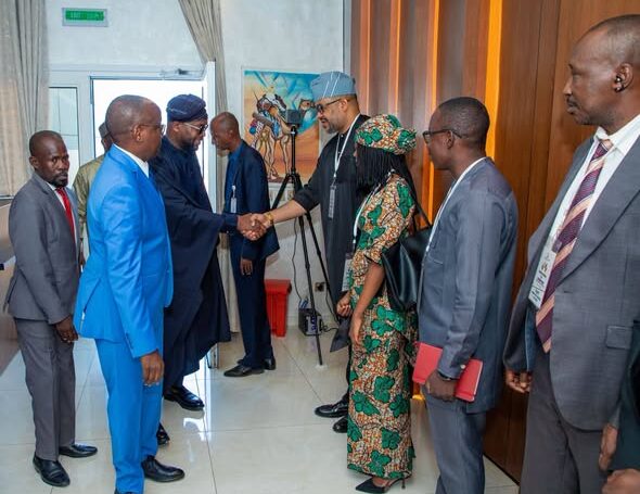 Arrivée du ministre nigérian Bosun Tijani à N’Djaména