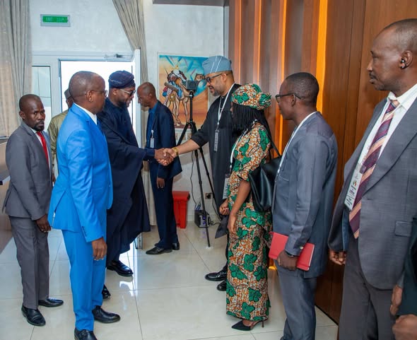 Arrivée du ministre nigérian Bosun Tijani à N’Djaména